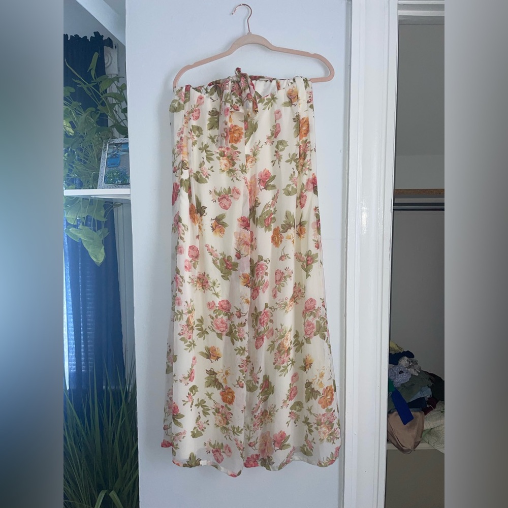 Beautiful flowy pants perfect for the spring !
